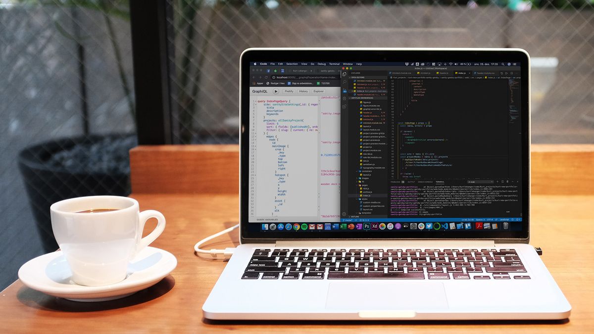 Macbook Pro med programkode på skjermen.