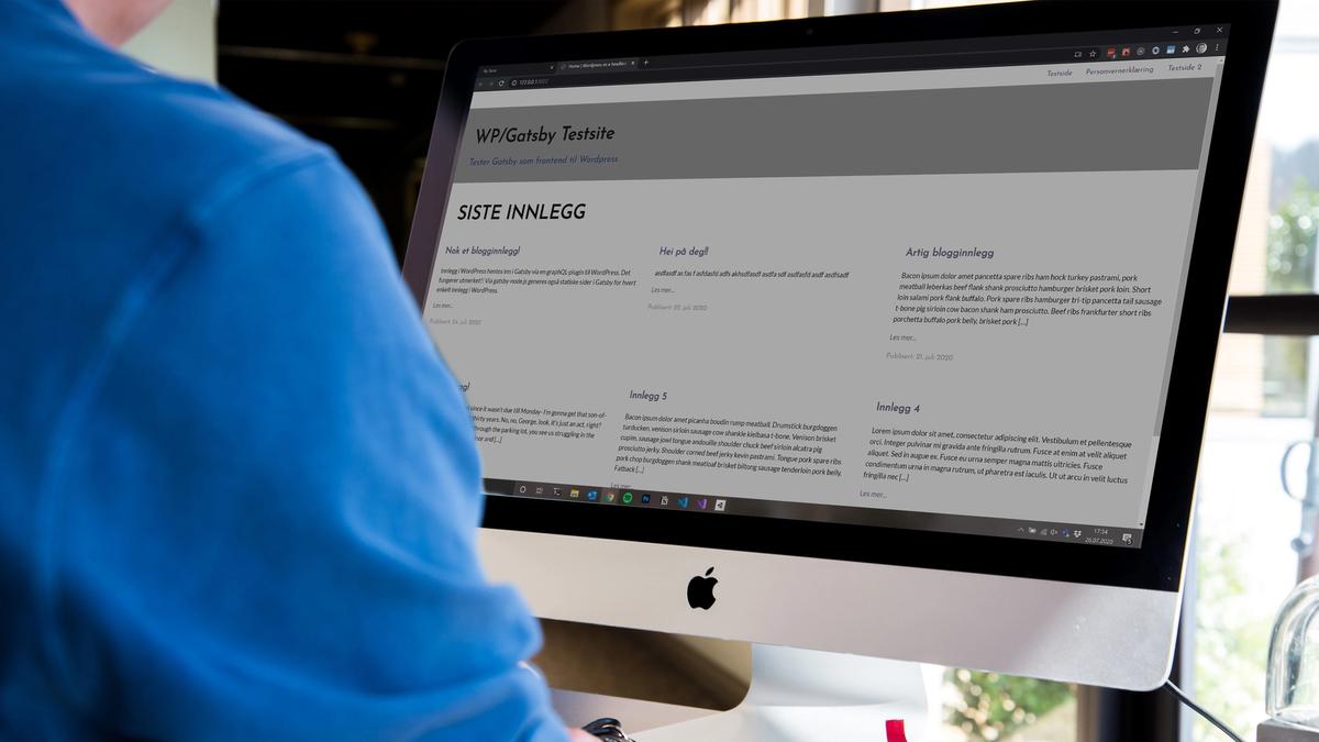 Mann foran iMac, med nettside på skjermen.