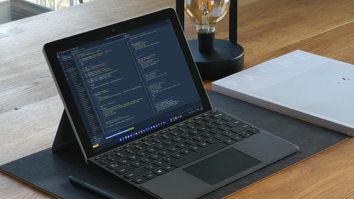 Laptop med VS Code på skjermen.