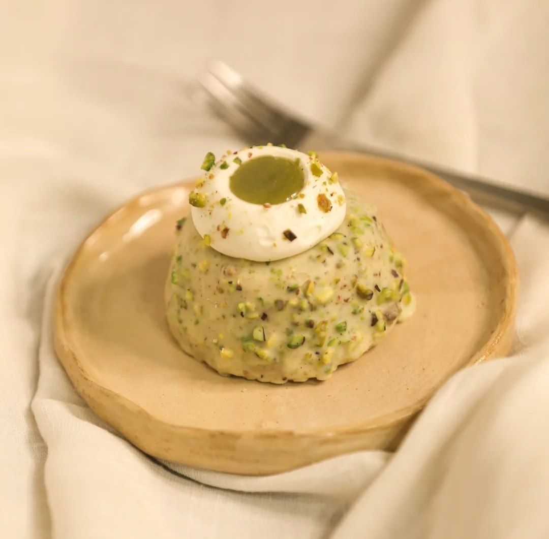 Vanilla Cake with Pistachio Glaze