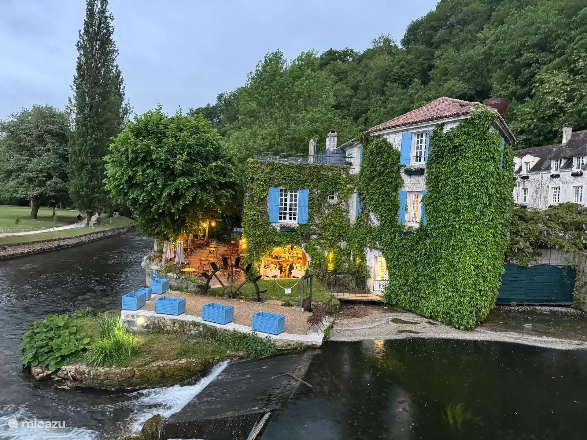 Huizen en bloemen aan het water in Brantôme, in de Périgord
