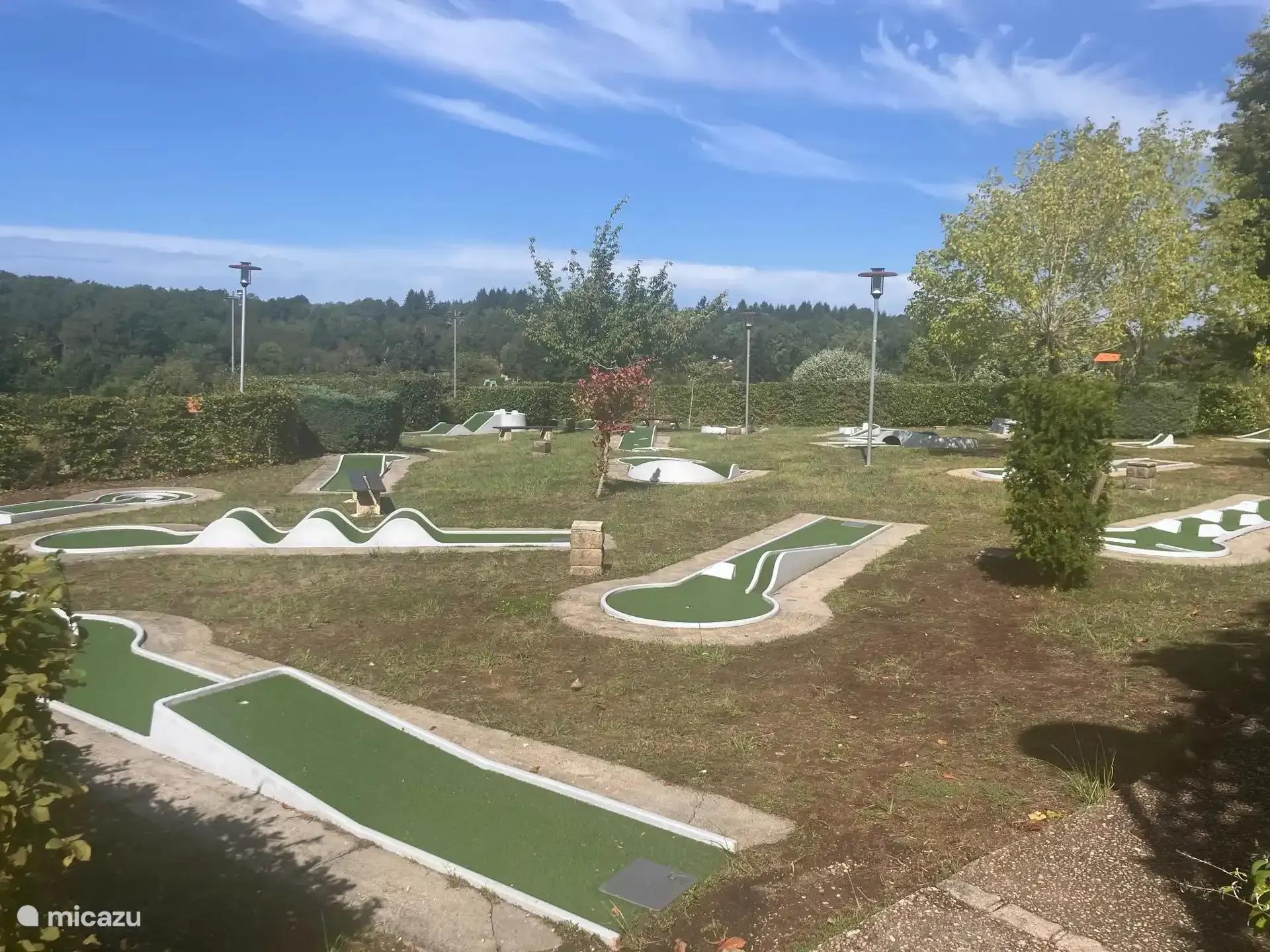 De midgetgolfbaan op het park