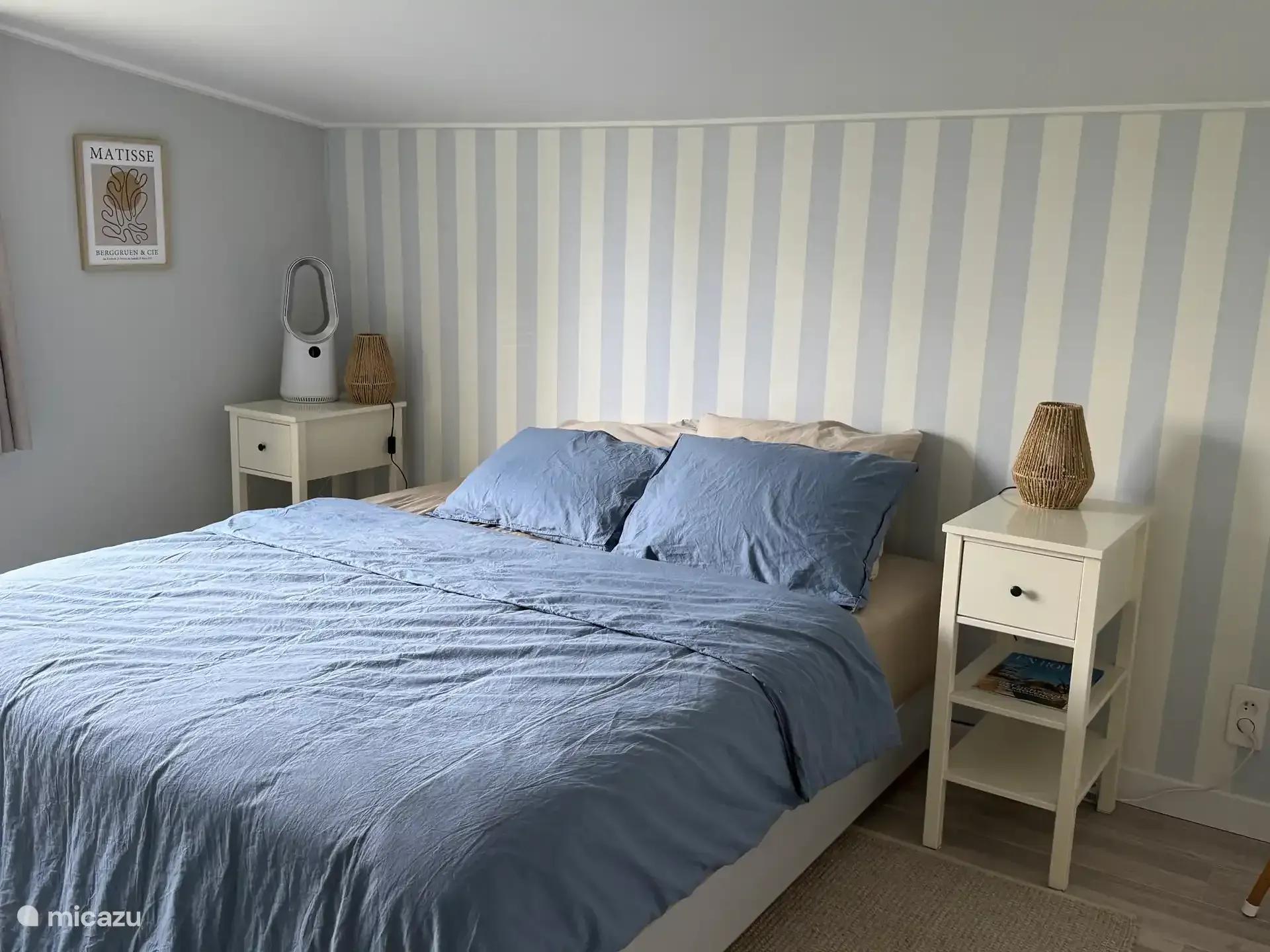 Slaapkamer met tweepersoonsbed van 180 bij 200 centimeter en twee nachtkastjes
