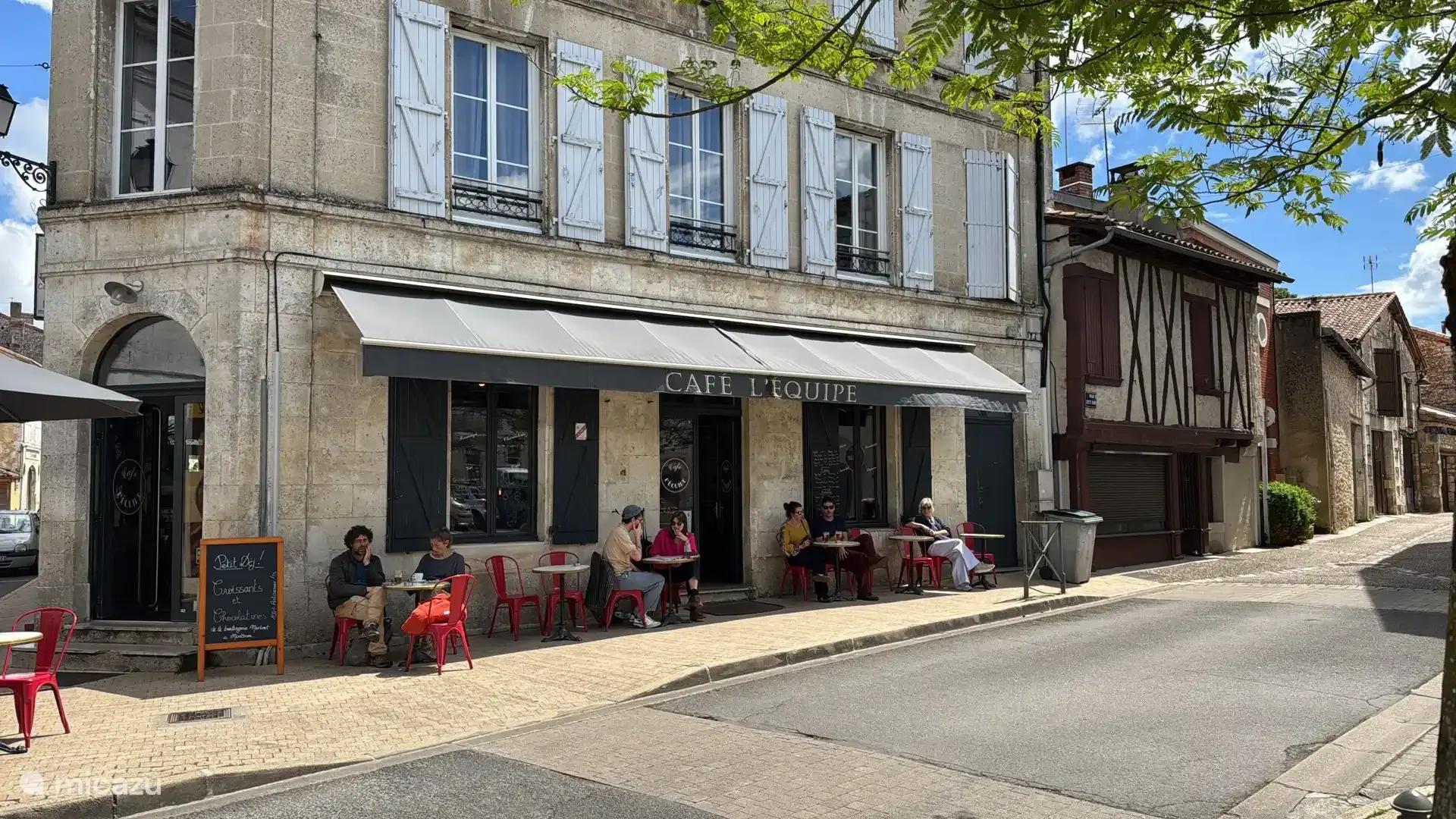 Een dorpsstraat in de Charente met een caféterras in de zon