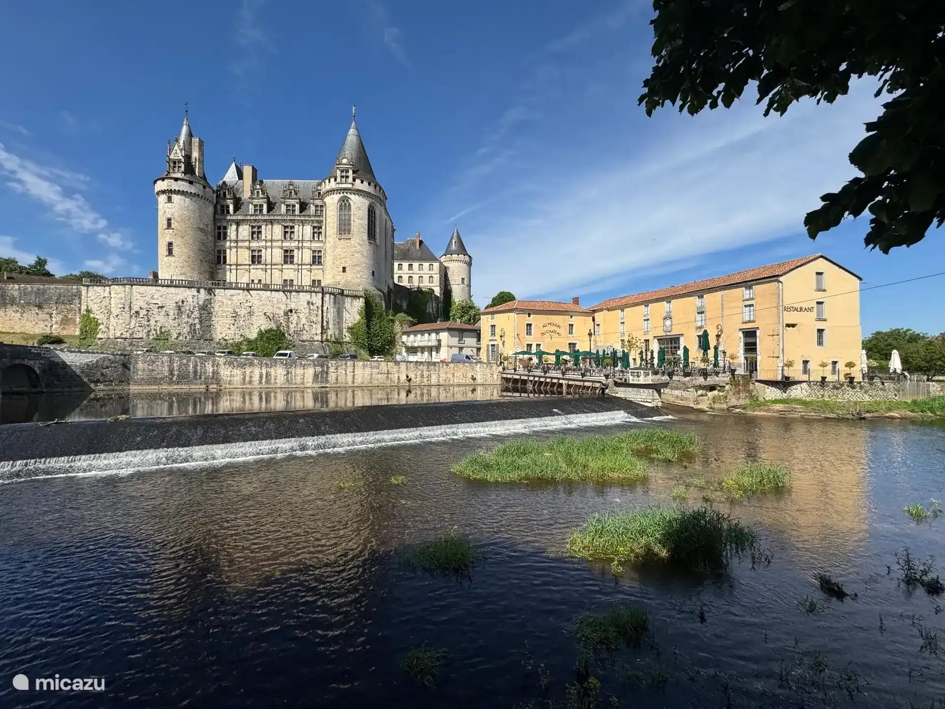 Het kasteel van La Rochefoucauld aan de rivier de Tardoire