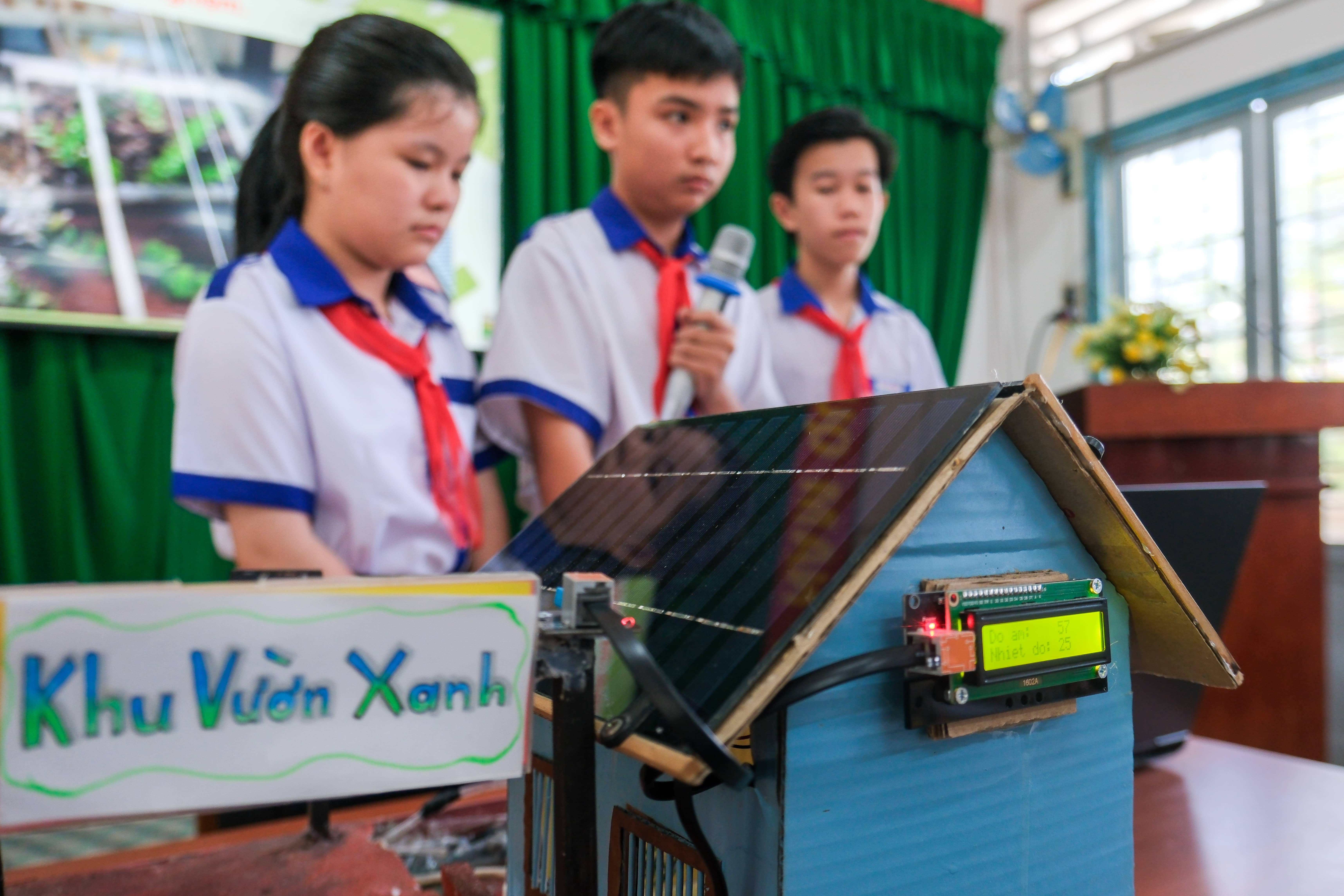 Students present the Green Garden project.