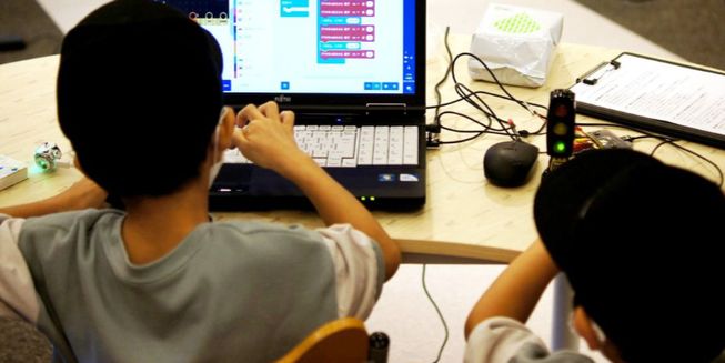 Japanese boys programming using MakeCode