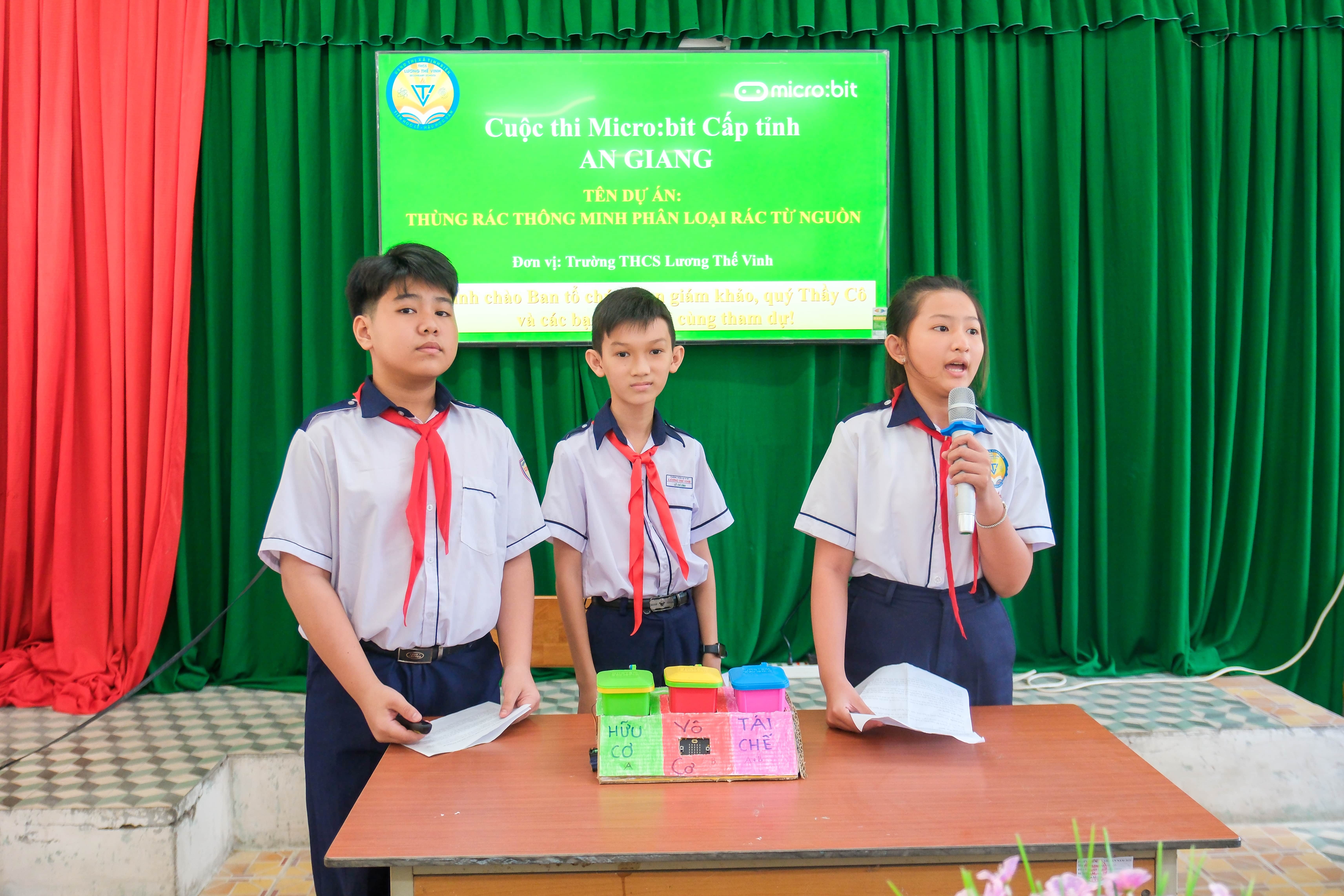 Students present the Smart Bin for Waste Sorting.