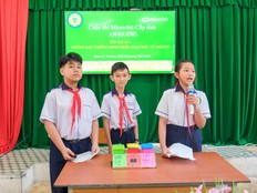 Students present the Smart Bin for Waste Sorting.