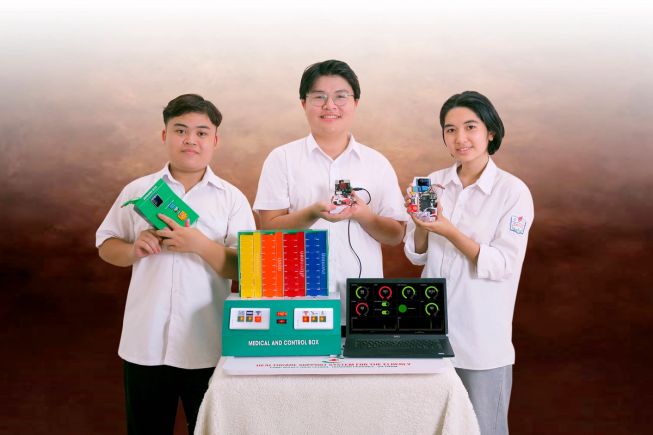 L'équipe de trois élèves montre leur modèle et leur prototype