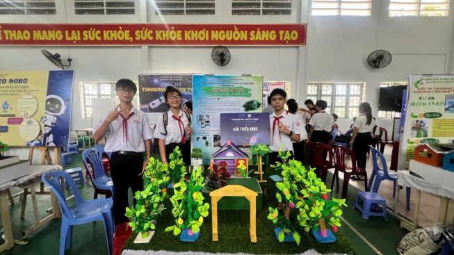 The Emotional Plant team from Viet Nam display their micro:bit project