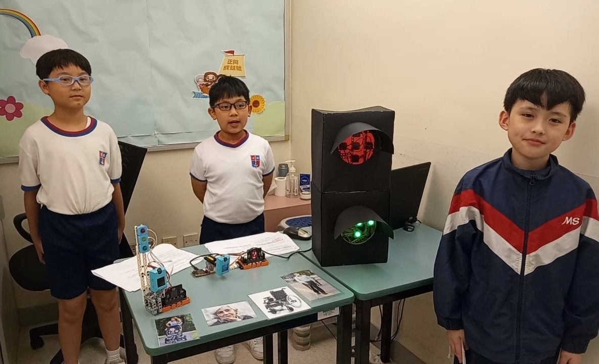 Students presenting the Smart Traffic Light Project