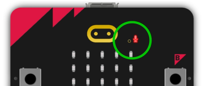 Schemat przedstawiający położenie wlotu mikrofonu po prawej stronie logo dotykowego na micro:bit V2