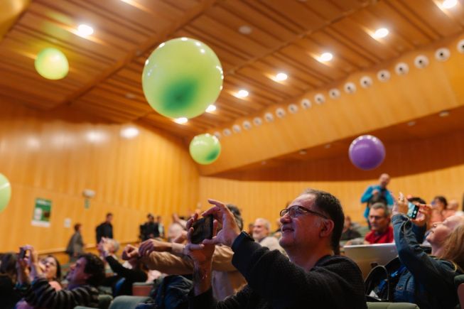 Giant balloons descend on the audience of attendees at micro:bit Live Barcelona