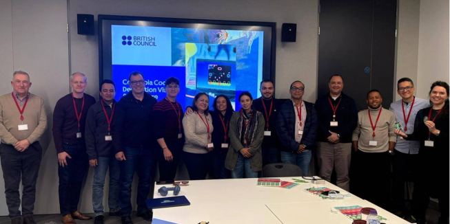 The Colombia Codes teacher delegation to the UK, posing alongside Micro:bit Educational Foundation's Aimée Fagan and Tom Doust
