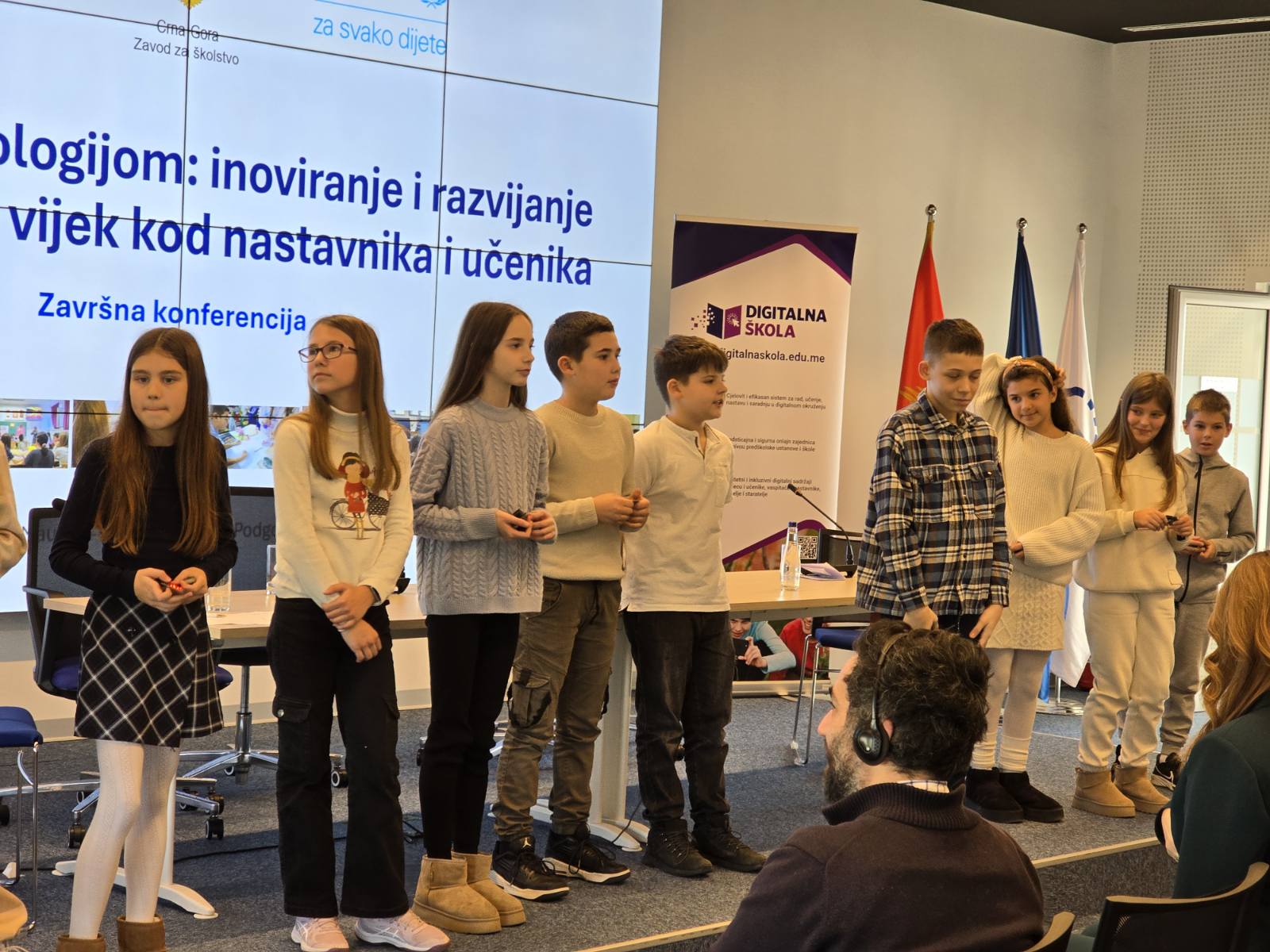 Students presenting the School cool project. 