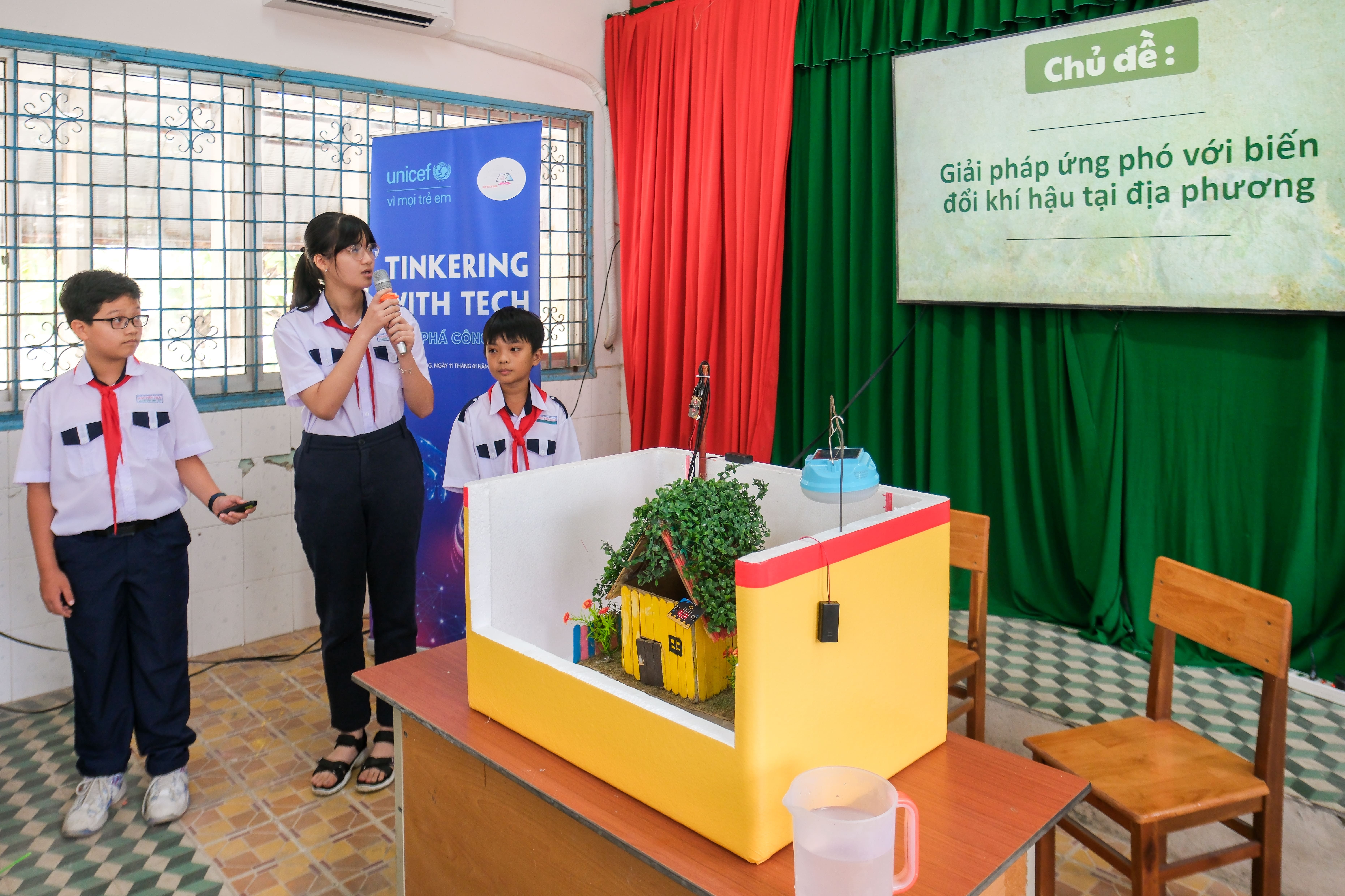 Students present the water level warning house prototype.