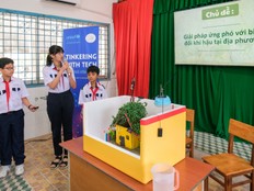 Students present the water level warning house prototype.