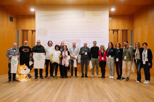 16 people stand on stage, during the micro:bit Live Barcelona event, in a celebration of the Catalan translators