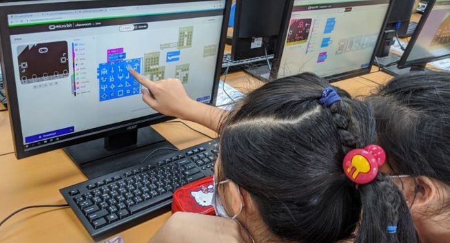 Students in Hong Kong using micro:bit classroom