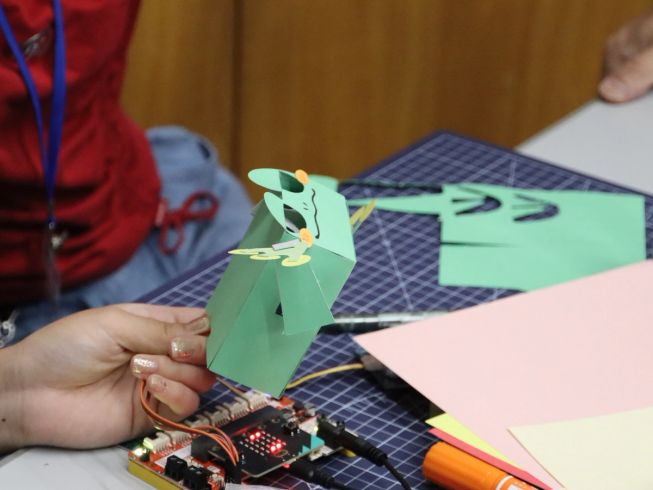 Using paper to make a frog, to get creative with the micro:bit and servos