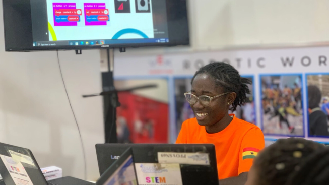  Gifty Akosua Arkoh uses the micro:bit simulator with her Ghanaian students