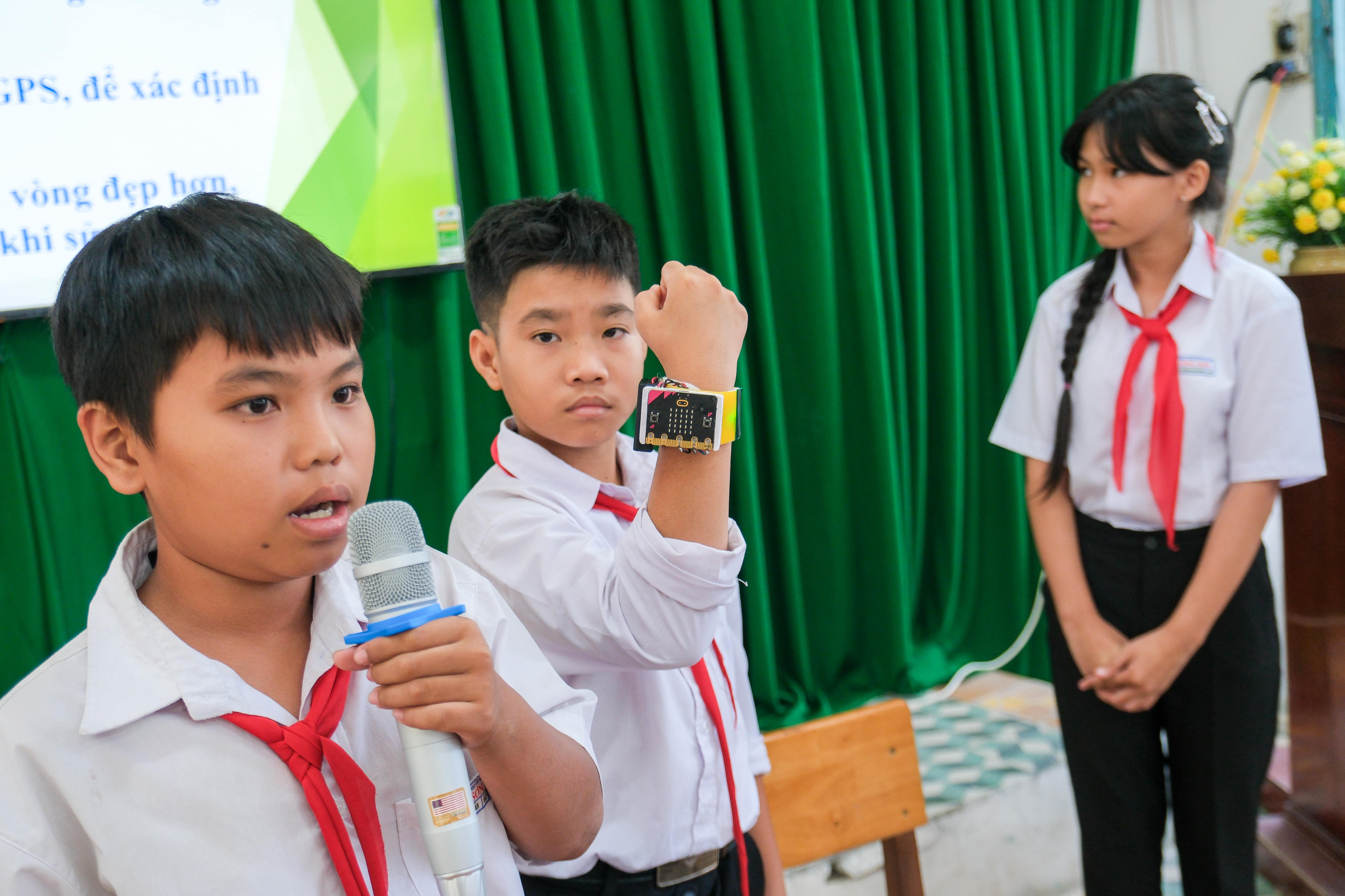 Students presenting the Peaceful Bracelet prototype.