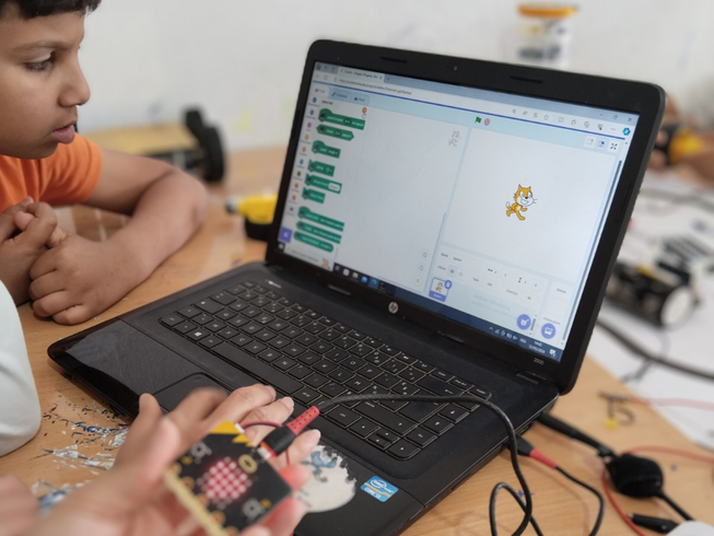 A Tunisian student learns how to code a scratch game by using the micro:bit as a controller.