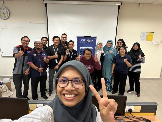 Dr Rina takes a selfie with a group of volunteers student mentors