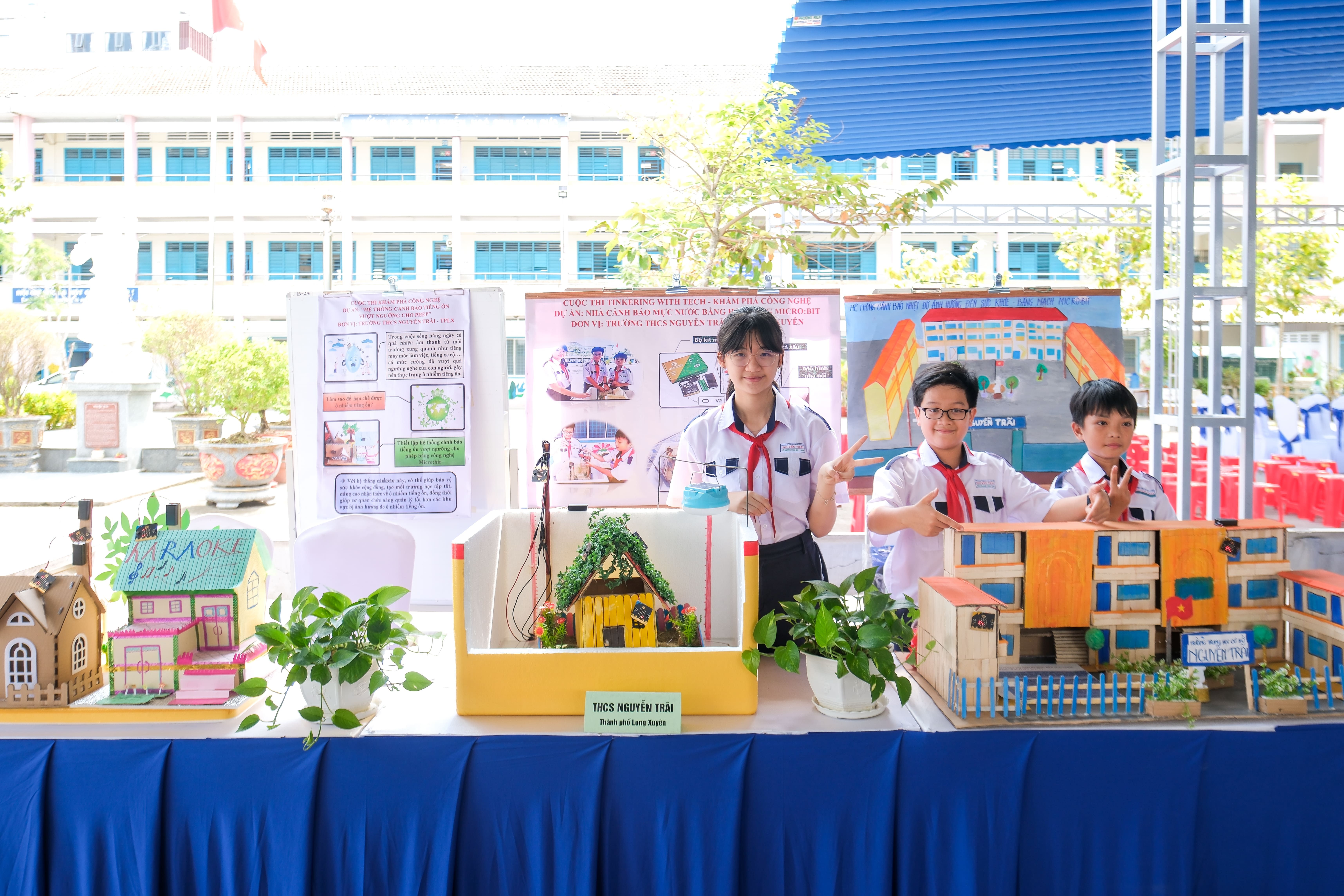 Students present the water level warning house prototype.