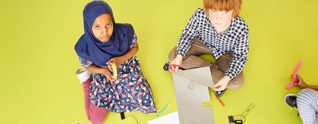 2 children making with micro:bit