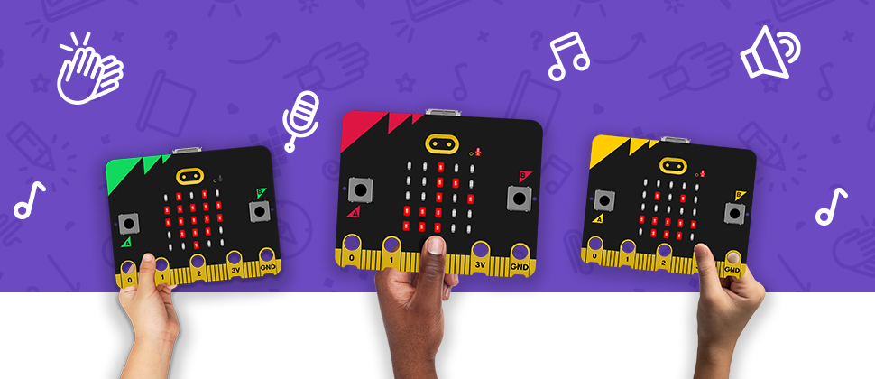 三位孩子拿著全新的 micro:bit