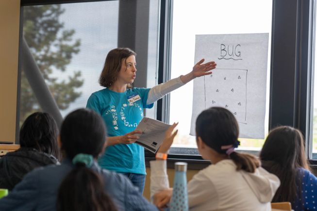 Tania Dearden from foundry10 teaching a whole class about micro:bits