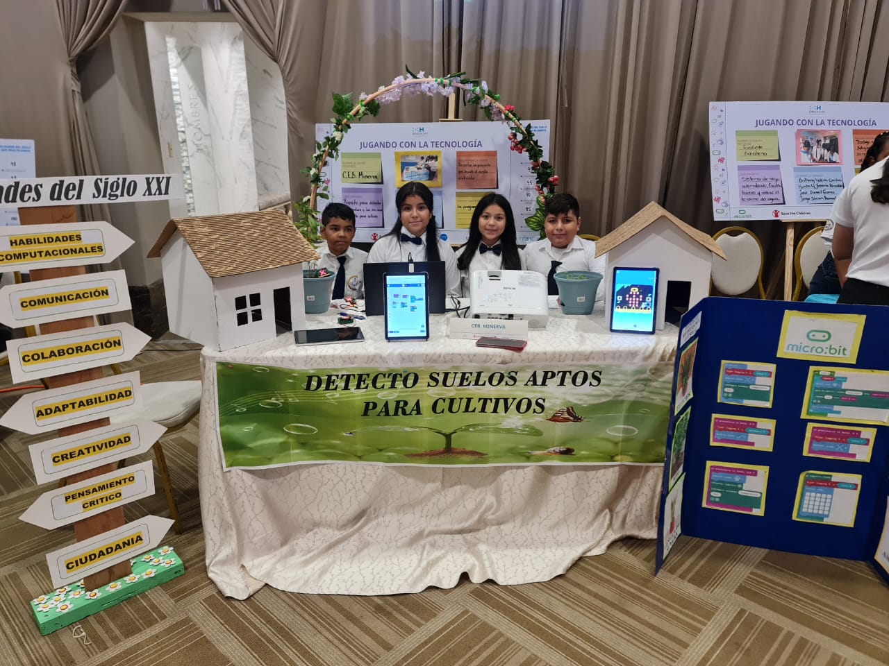 Students present the RamonAQI prototype.