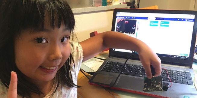 Japanese girl programs micro:bit