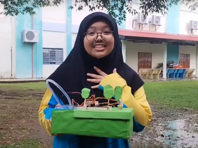 Student presents the River Buddies prototype