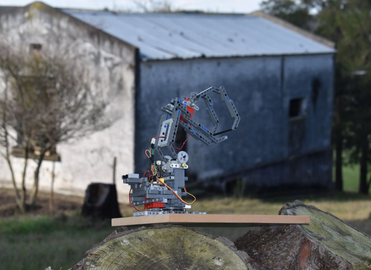 Photograph of the MecaArm:bit prototype.