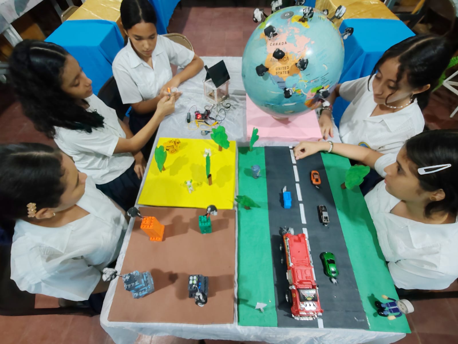 Students demonstrate how to use &quot;RamonAQI&quot;.