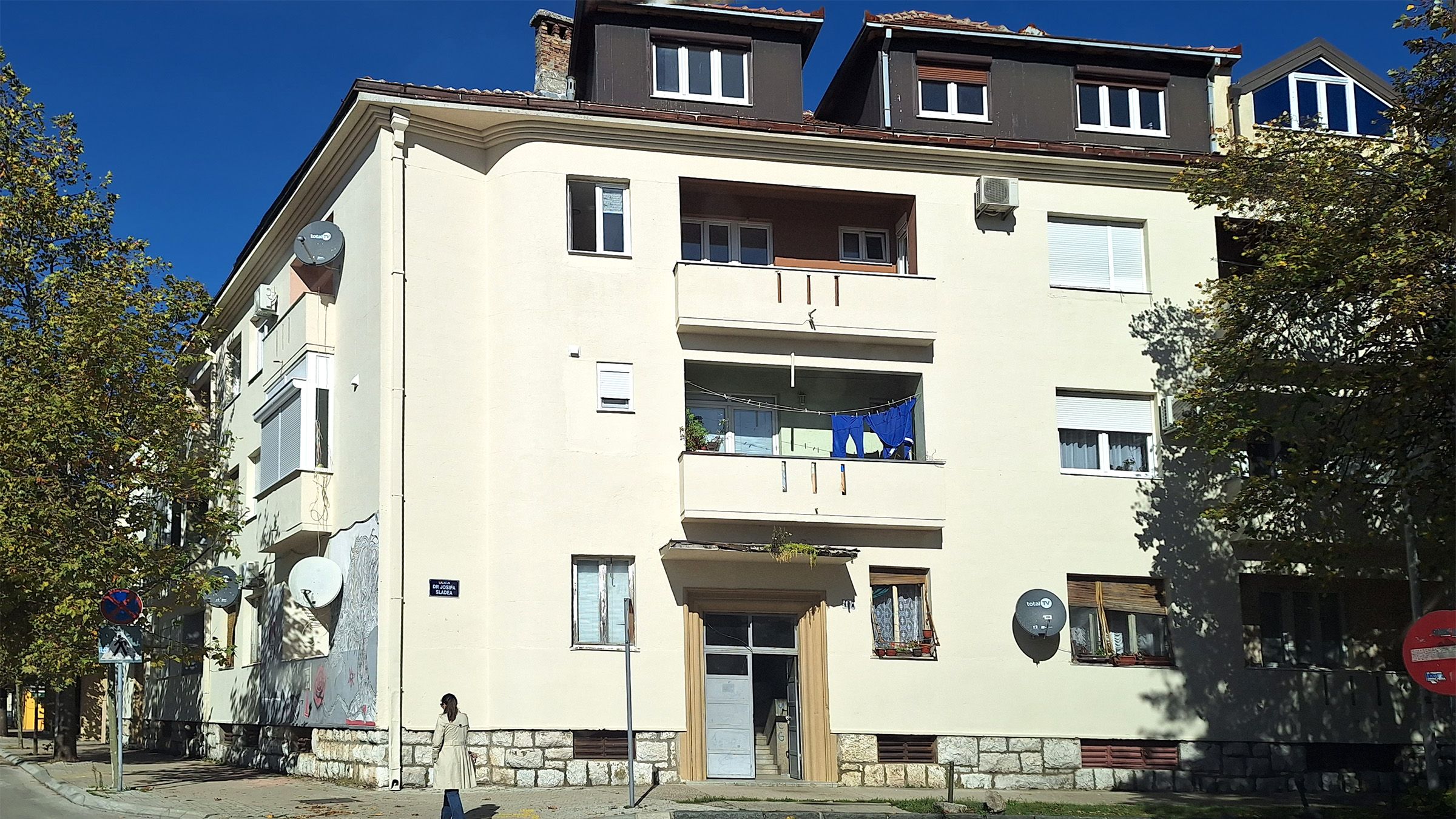 Prednja strana završene zgrade  na uglu ul Josipa Sladea