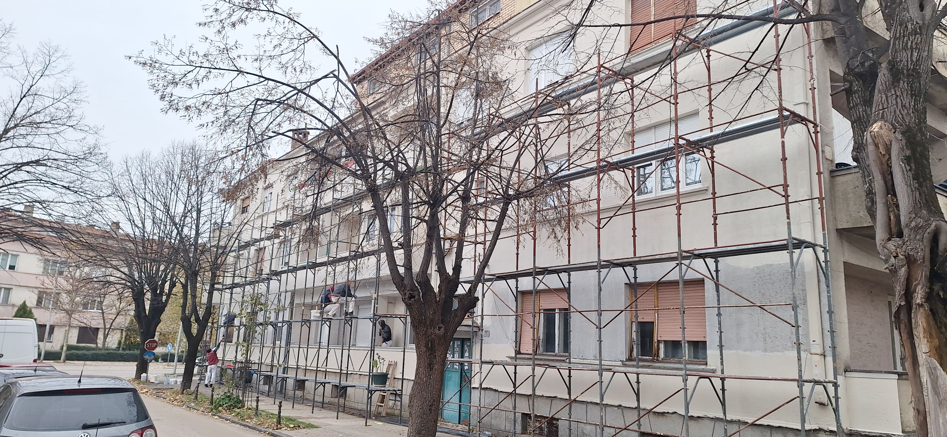 Postavljena skela na bočnoj strani zgrade