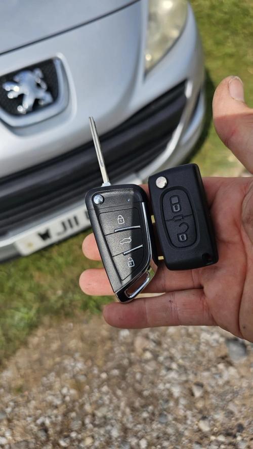 Peugeot 207 car key replaced by a Lock City locksmith