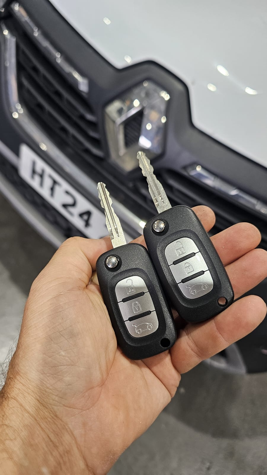 Renault Kango flip key replaced by a Lock City locksmith in Bristol