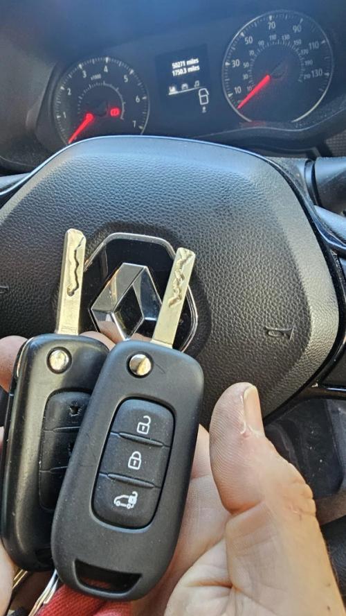 Renault Trafic flip key replaced by a Lock City locksmith in Bristol
