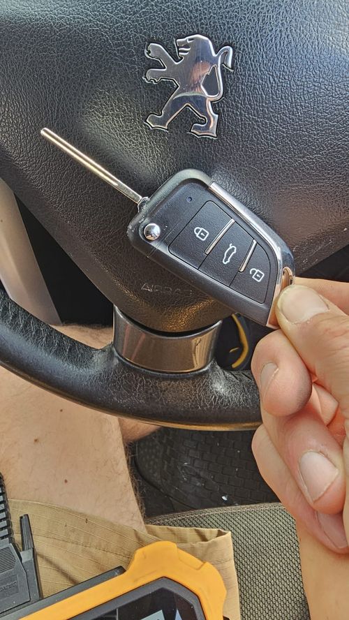 Peugeot 207 car key (spare key) by Lock City in Lawrence Hill