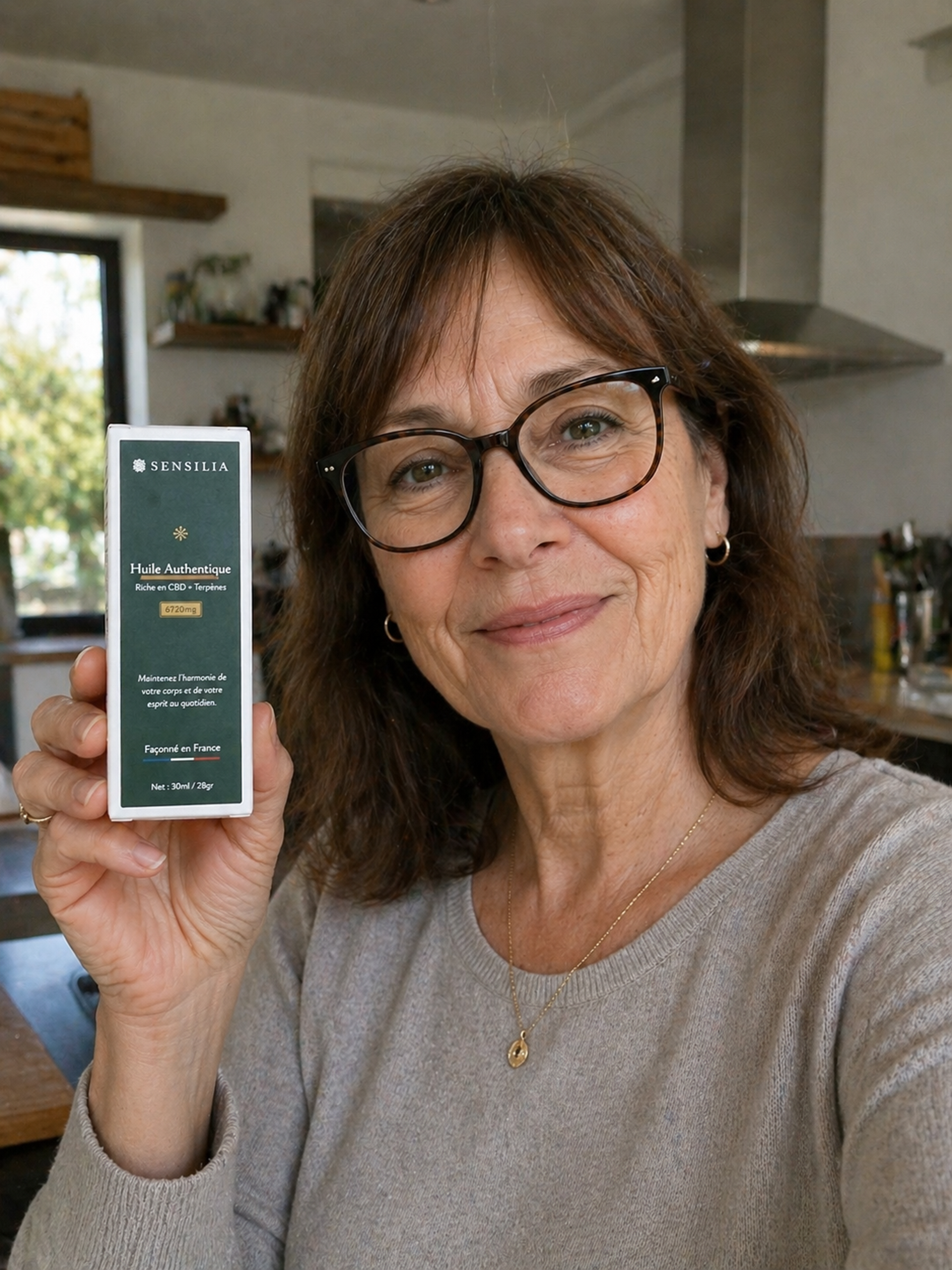une dame âgée qui prend l'huile cbd sensilia pour l'arthrose