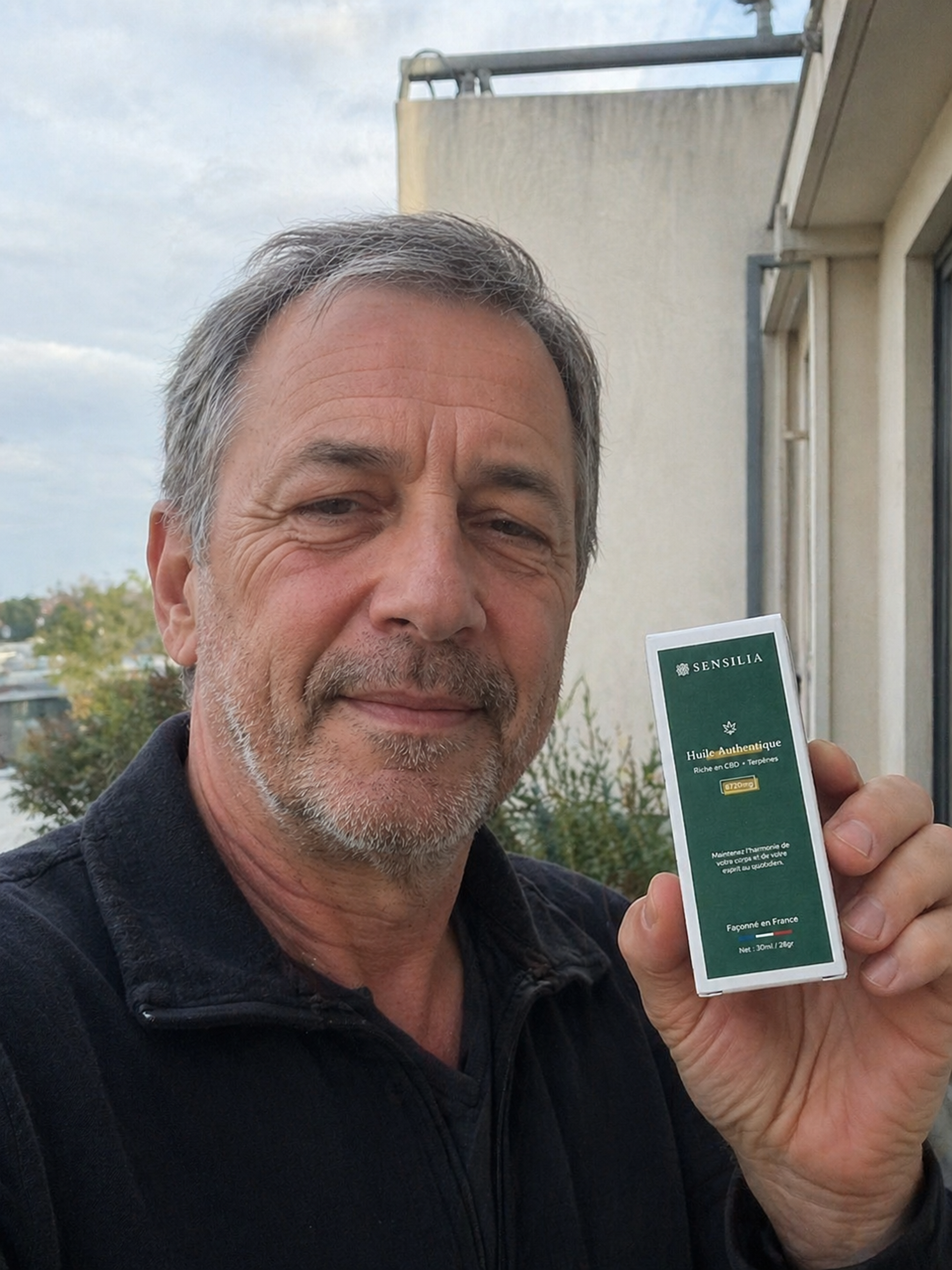 Un homme qui utilise l'huile cbd sensilia pour ses douleurs articulaires