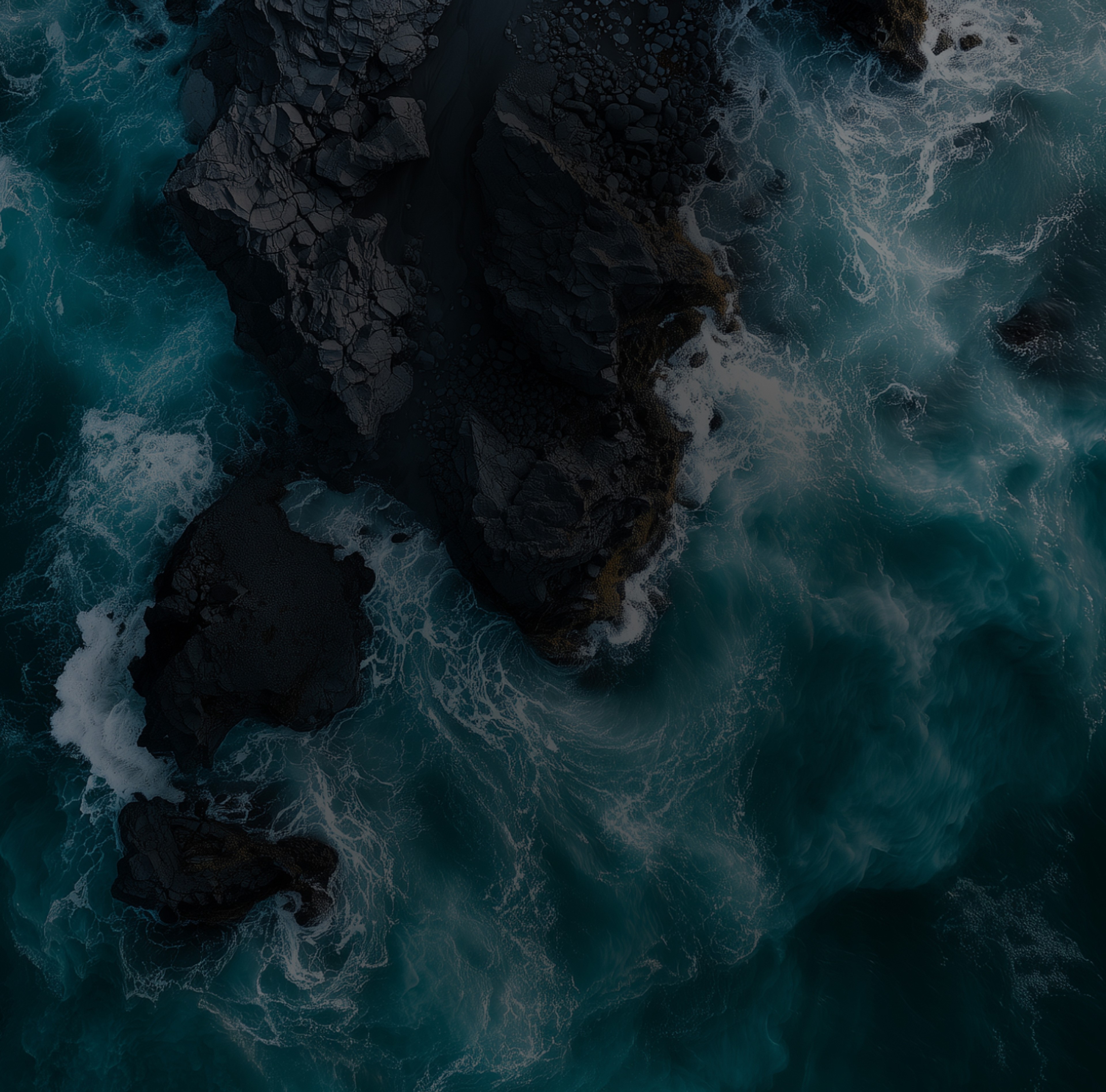 Vue du dessus d'une rive de l'océan