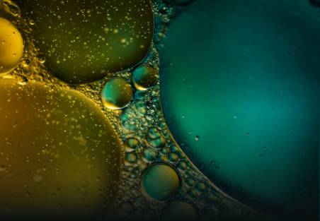 Macro vue d'huile de micro algues marines