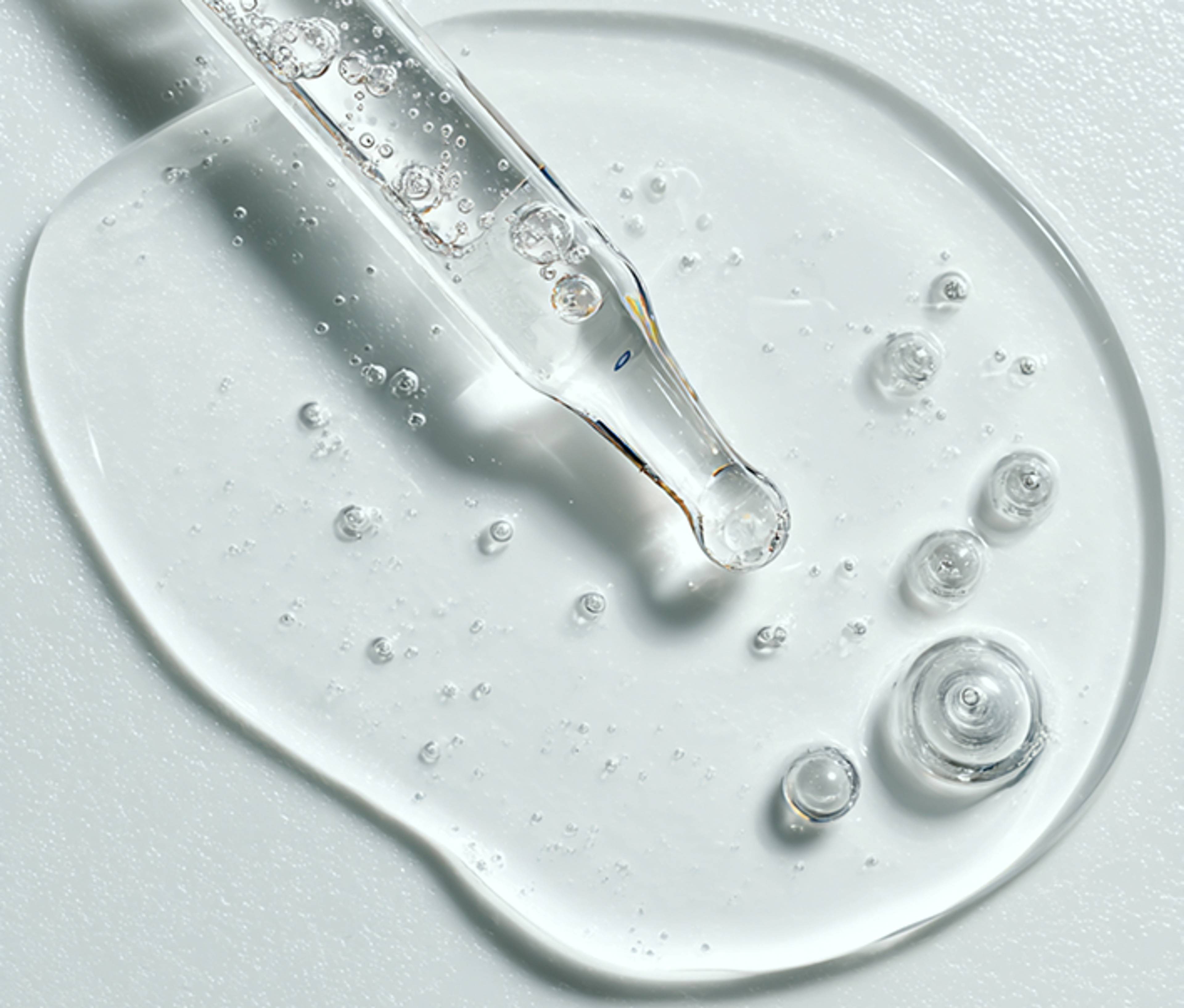 une pipette deverse du liquide