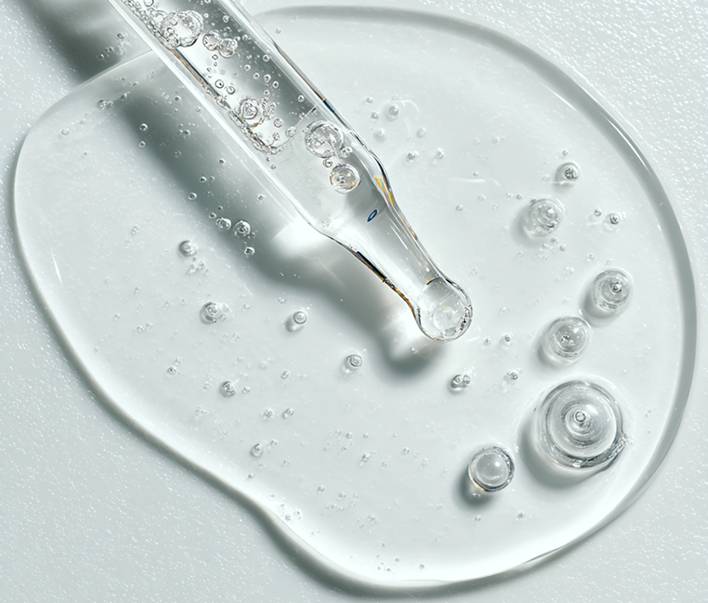 une pipette deverse du liquide